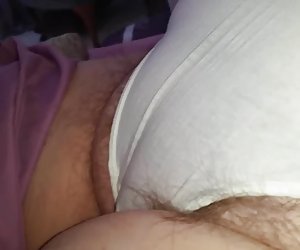 შეგრძნება, მისი რბილი hairy pussy თეთრი ბამბის კოლექცია