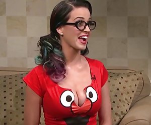Katy Perry სრულყოფილი მკერდი,