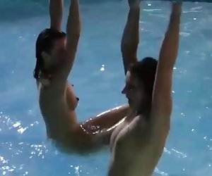 შიშველი ქალები wet and wild (xednorton)