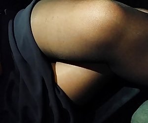 ეხება ფეხები,
