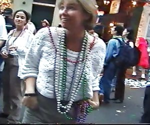 Mardi Gras flasher სთხოვს პოლიციელები ნებართვა