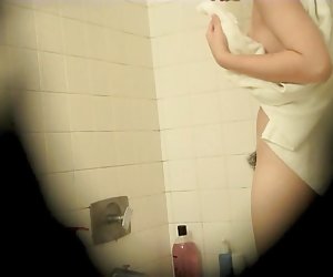 Cute, საშხაპე