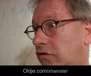Lecherous ძველი geezer, ახალგაზრდა ქალ სასტუმრო