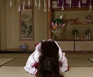 Asian slut იყენებს მისი სრულყოფილი მკერდი, რომ მისი მეგობრის cum