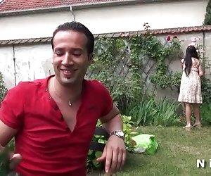 Asian girl gets her ass, გარეთ