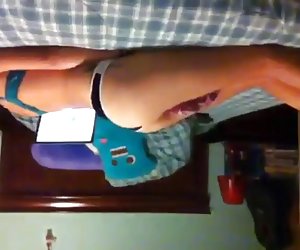 ლამაზი humps skirt და გვიჩვენებს, თუ როგორ სველი,