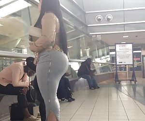 Bubble butts in public 3
