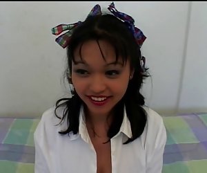 Cute schoolgirl აზიელები იღებს გაკეთდეს, ჭუჭყიანი, fuck, საცხოვრებელი ოთახი