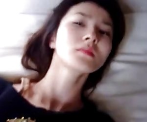 Asian girl აძლევს შესანიშნავი აღება