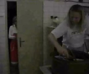 Gigis - მიმტანად gets fucked by her მზარეული